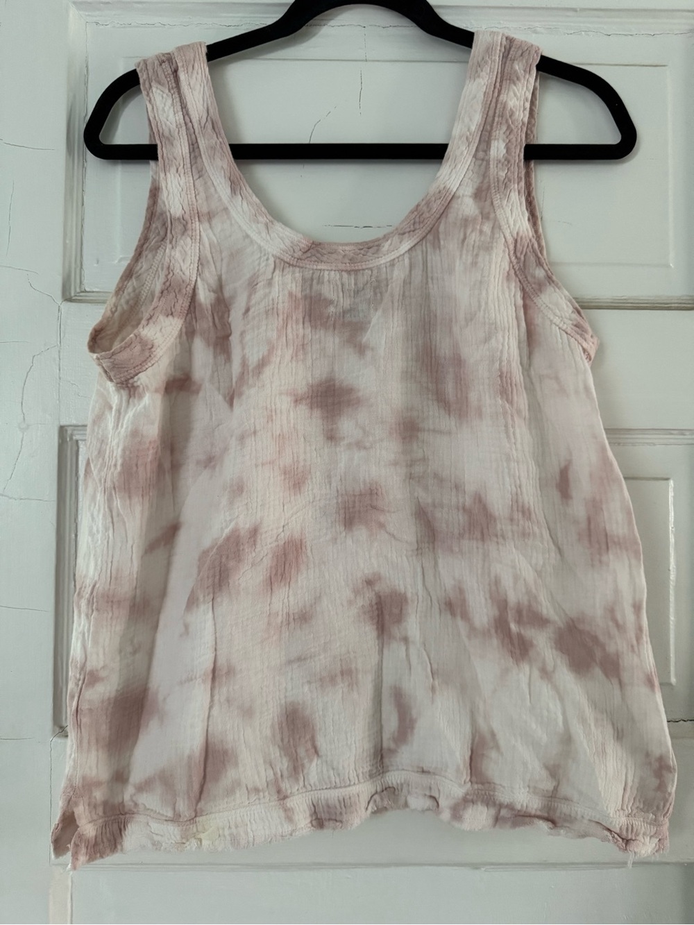 Faherty Dream Gauze Tank: pink and white marble dye. Organic cotton - Picture 4 of 5